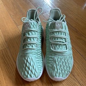 Woman’s ADIDAS athletic shoe size 10 !